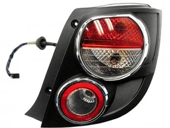 Правый фонарь задний (с хром молдингом) DEPO Chevrolet Aveo  T300 (2011-2015) хэтчбек