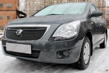 Защитная сетка радиатора в бампер (ячейка 3х7 мм) Стрелка 11 Стандарт Chevrolet Cobalt седан 1-ый рестайлинг (2016-2019) (черная)