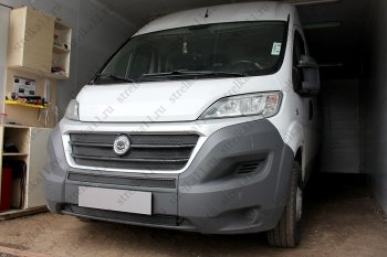 6 399 р. Защитная сетка в бампер (ячейка 3х7 мм, 5 частей) Alfeco Стандарт Fiat Ducato 290 (2014-2025) (Чёрная)  с доставкой в г. Пермь. Увеличить фотографию 3