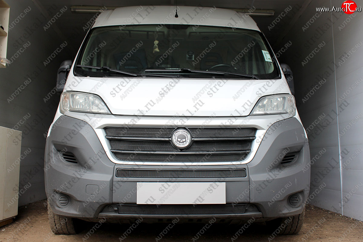 6 399 р. Защитная сетка в бампер (ячейка 3х7 мм, 5 частей) Alfeco Стандарт Fiat Ducato 290 (2014-2025) (Чёрная)  с доставкой в г. Пермь