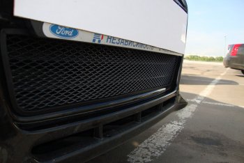 Защитная сетка радиатора в бампер (ячейка 3х7 мм) Стрелка 11 Стандарт Ford Focus 3 универсал дорестайлинг (2010-2015) (черная)