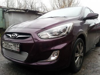 Защитная сетка радиатора в бампер (ячейка 4х10 мм) Стрелка11 Премиум Hyundai Solaris  RBr (2010-2014) седан дорестайлинг, хэтчбэк дорестайлинг (хром)