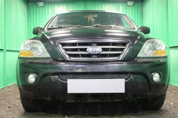 Защитная сетка радиатора в бампер (ячейка 3х7 мм) Стрелка11 Стандарт KIA Sorento  BL (2006-2010) рестайлинг (черная)