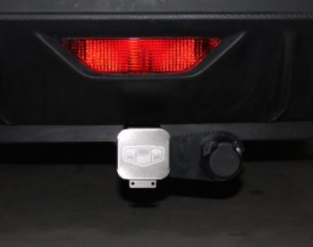 Заглушка на фаркоп с логотипом Geely (на фаркопы TCC, нержавеющая сталь) TCC Geely Tugella FY11,HPBA4 рестайлинг (2022-2025)
