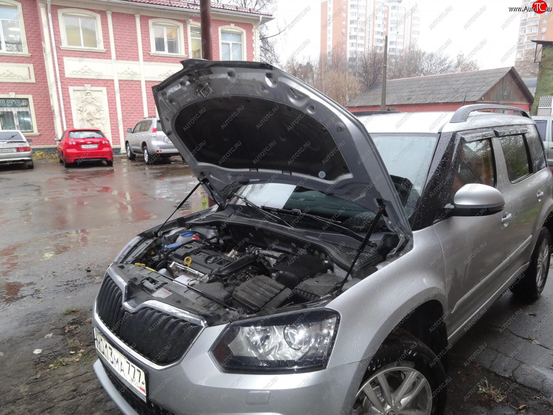 2 199 р. Упоры капота Russtal Skoda Yeti (2013-2018) (2 штуки)  с доставкой в г. Пермь