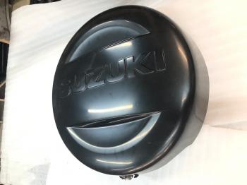 6 949 р. Пластиковый колпак запасного колеса SUZUKI (верхняя часть, 225/70/16)  Suzuki Grand Vitara ( FTB03 3 двери,  3TD62, TL52 5 дверей,  JT 5 дверей,  JT 3 двери,  JT) - Grand Vitara XL7 (неокрашенный)  с доставкой в г. Пермь. Увеличить фотографию 2
