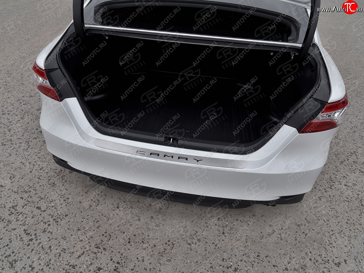 3 599 р. Защитная накладка заднего бампера Russtal Toyota Camry XV70 дорестайлинг (2017-2021) (нержавейка шлифованная с надписью)  с доставкой в г. Пермь