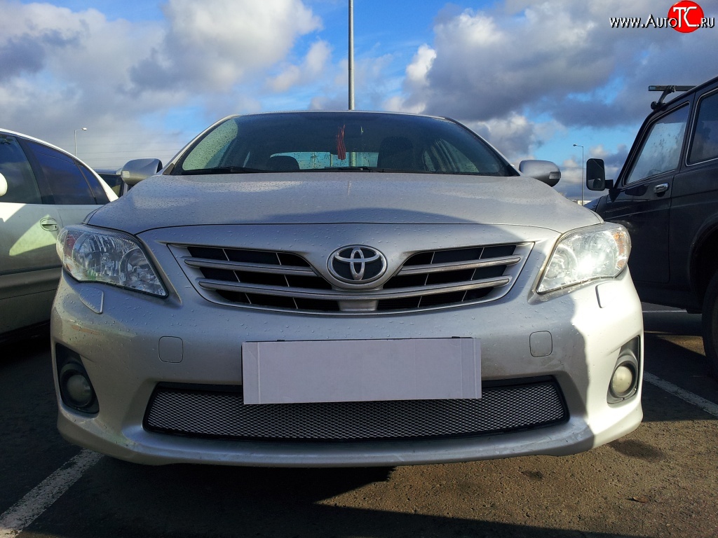1 539 р. Сетка на бампер Russtal (хром) Toyota Corolla E150 седан рестайлинг (2009-2013)  с доставкой в г. Пермь