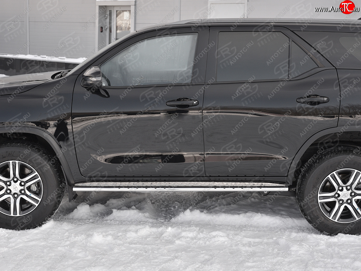 16 649 р. Защита порогов (Ø75х42 мм, лист алюминиевый пыльник) Russtal Toyota Fortuner AN160 рестайлинг (2020-2025) (полированная нержавейка)  с доставкой в г. Пермь