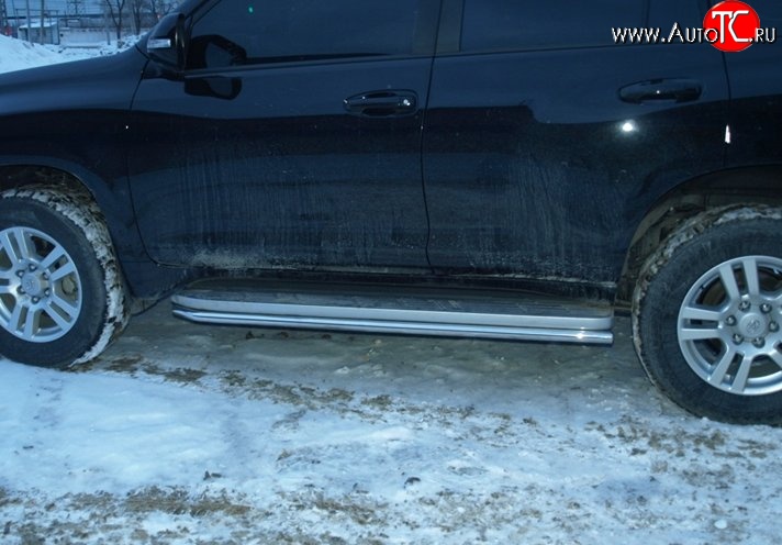 8 799 р. Защита порогов d42 мм Металл Дизайн  Toyota Land Cruiser Prado  J150 (2009-2013) дорестайлинг (полированная нержавейка)  с доставкой в г. Пермь