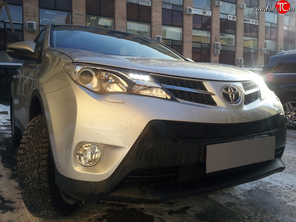 1 469 р. Нижняя сетка (для комплектации Стандарт) на бампер Russtal (черная) Toyota RAV4 XA40 5 дв. дорестайлинг (2012-2015)  с доставкой в г. Пермь