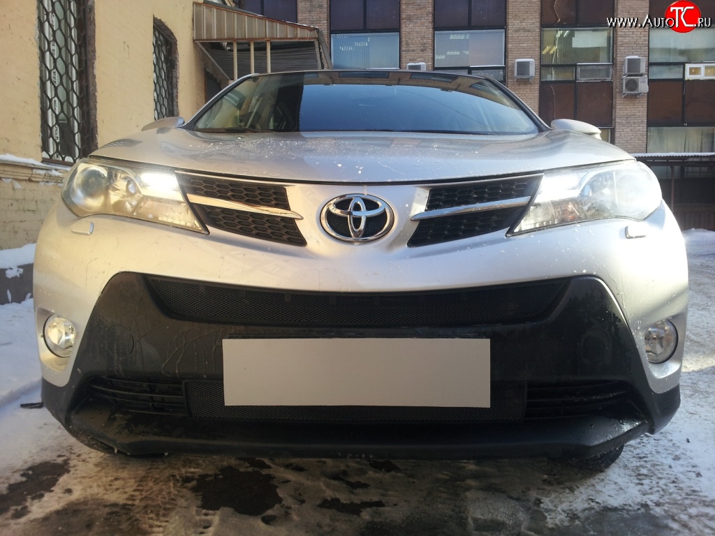 1 469 р. Сетка верхнего воздухозаборника переднего бампера Russtal Toyota RAV4 XA40 5 дв. дорестайлинг (2012-2015) (черная)  с доставкой в г. Пермь