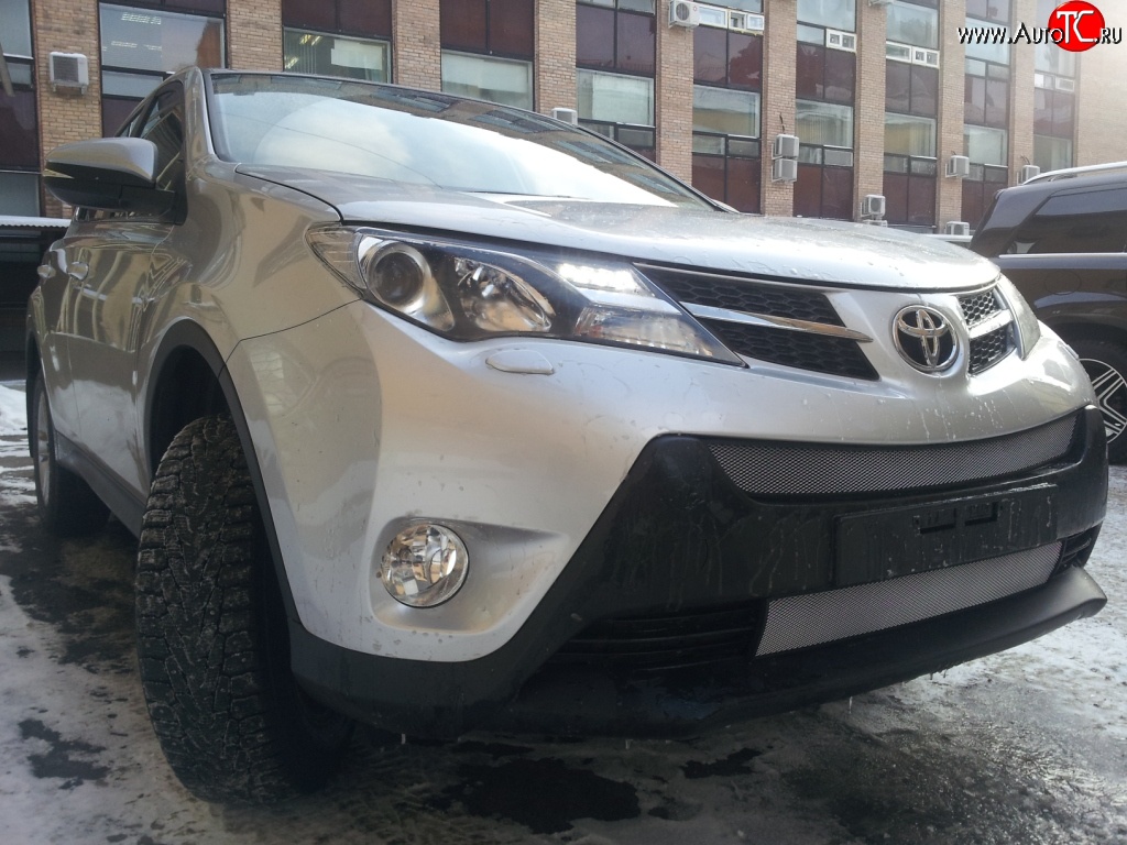 1 539 р. Нижняя сетка (для комплектации Стандарт) на бампер Russtal (хром) Toyota RAV4 XA40 5 дв. дорестайлинг (2012-2015)  с доставкой в г. Пермь