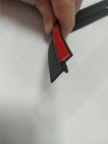 Универсальный уплотнитель FlexLine (на самоклеящейся основе, лепесток 9 mm, 1 погонный метр) Лада 2108 (1984-2003)