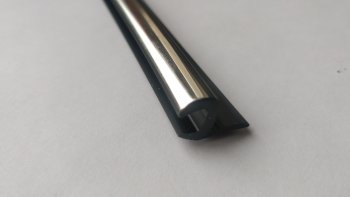 Универсальный уплотнитель FlexLine (жесткий 8 mm U-LIP, хромированная полоса, 1 погонный метр) Лада 2108 (1984-2003)