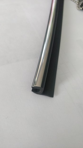 109 р. Универсальный уплотнитель FlexLine (жесткий 8 mm U-LIP, хромированная полоса, 1 погонный метр) Лада 2108 (1984-2003)  с доставкой в г. Пермь. Увеличить фотографию 4