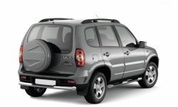 Защита порогов из трубы Ø76 мм с проступью Petroil Tuning Chevrolet Niva  2123 (2009-2020), Лада 2123 (Нива Шевроле) (2009-2021) (Нержавеющая полированная сталь)