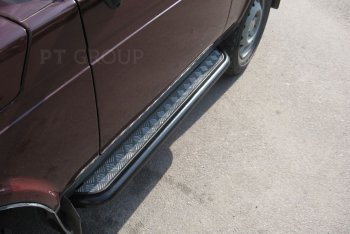 8 589 р. Порожки для ног из трубы Ø51 с алюминиевой площадкой URBAN Petroil Tuning  Лада Нива 4х4  2121 (1977-2019) 3 дв. дорестайлинг (Сталь с полимерным покрытием в цвет: черный ❞Шагрень❝)  с доставкой в г. Пермь. Увеличить фотографию 2
