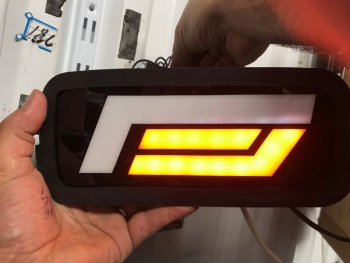 3 399 р. Поворотники с дневными ходовыми огнями SVS (диодные) Лада нива 4х4 2131 Урбан 5 дв. дорестайлинг (2014-2019) (Полосы: 1 белая 2 красные)  с доставкой в г. Пермь. Увеличить фотографию 4