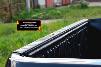 1 989 р. Накладка на задний откидной борт RA  Volkswagen Amarok (2009-2016) дорестайлинг (Поверхность шагрень)  с доставкой в г. Пермь. Увеличить фотографию 2