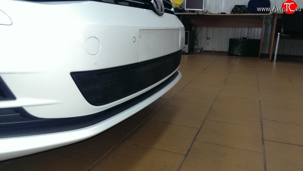 2 099 р. Сетка на бампер Russtal (черная) Volkswagen Golf 7 дорестайлинг, хэтчбэк 5 дв. (2012-2017)  с доставкой в г. Пермь