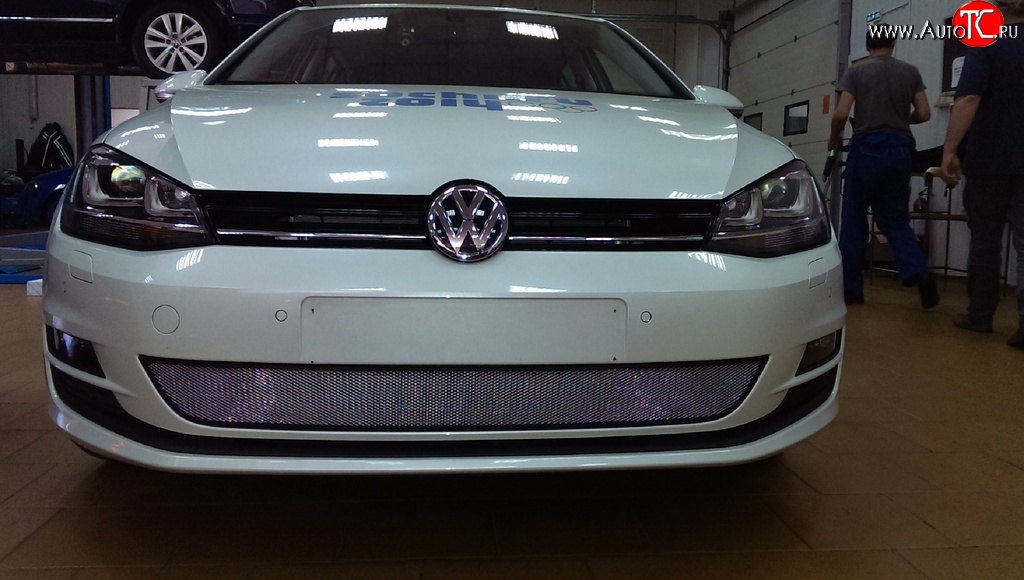 1 539 р. Сетка на бампер Russtal (хром) Volkswagen Golf 7 дорестайлинг, хэтчбэк 5 дв. (2012-2017)  с доставкой в г. Пермь