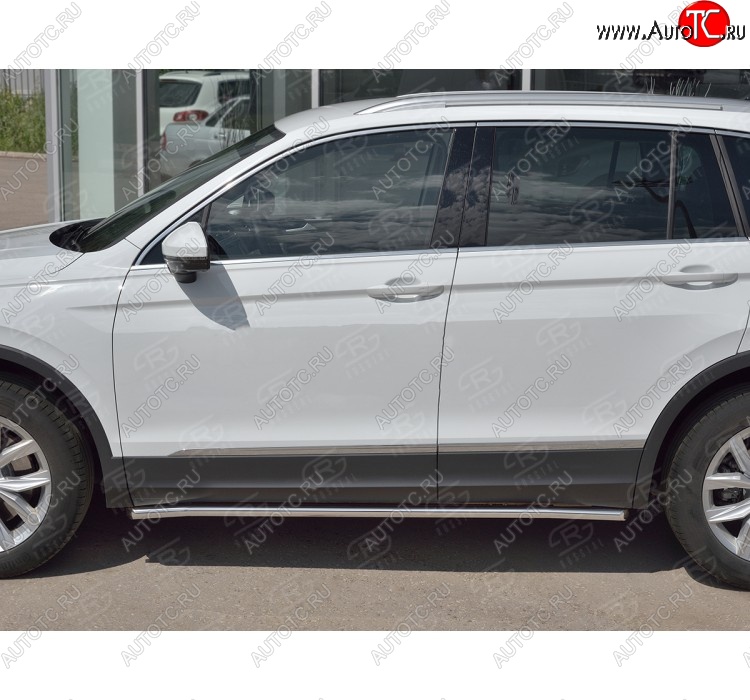 17 299 р. Защита порогов из круглой трубы диаметром 42 мм SLITKOFF v1  Volkswagen Tiguan  Mk2 (2016-2020) дорестайлинг  с доставкой в г. Пермь