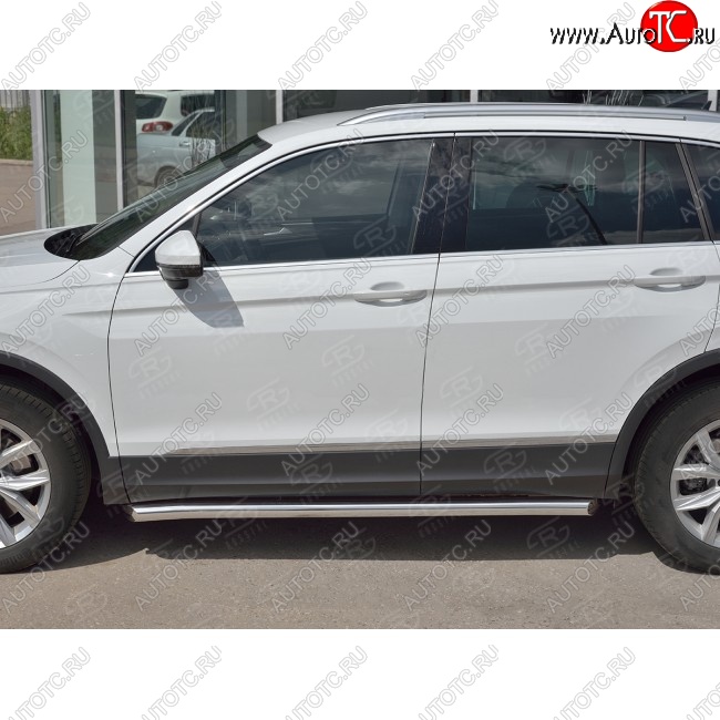 19 999 р. Защита порогов из круглой трубы диаметром 63 мм SLITKOFF v1  Volkswagen Tiguan  Mk2 (2016-2020) дорестайлинг  с доставкой в г. Пермь