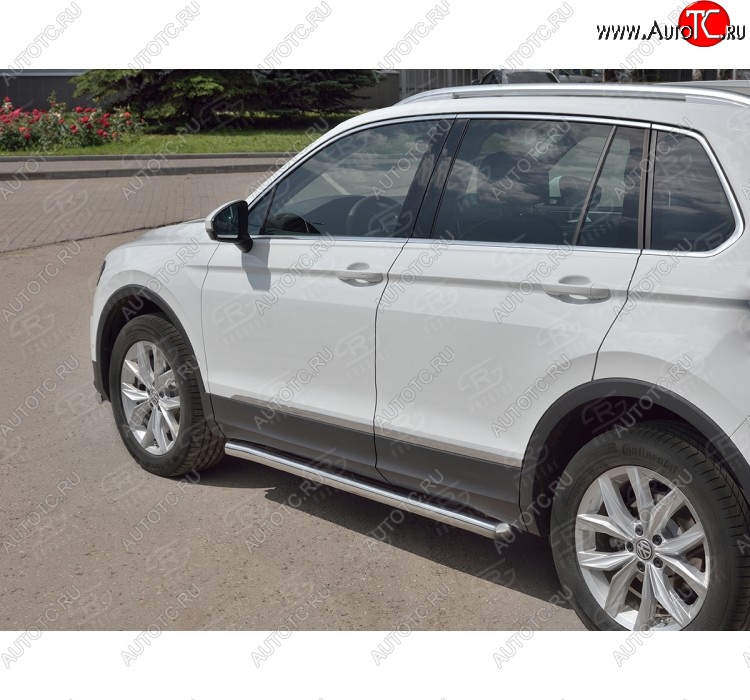 19 999 р. Защита порогов из круглой трубы диаметром 63 мм SLITKOFF v3  Volkswagen Tiguan  Mk2 (2016-2020) дорестайлинг  с доставкой в г. Пермь
