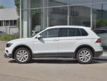 19 399 р. Защита порогов (Ø120х60 мм с проступью, NOT R-LINE) Russtal Volkswagen Tiguan Mk2 рестайлинг (2020-2022) (полированная нержавейка)  с доставкой в г. Пермь. Увеличить фотографию 2