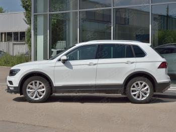16 649 р. Защита порогов (Ø75х42 мм с проступью, NOT R-LINE) Russtal Volkswagen Tiguan Mk2 рестайлинг (2020-2022) (полированная нержавейка)  с доставкой в г. Пермь. Увеличить фотографию 2