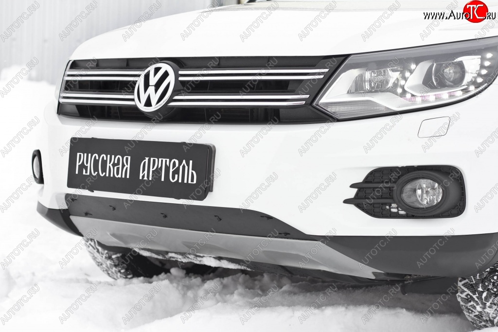 1 239 р. Зимняя заглушка решетки переднего бампера (Track & Field) РА Volkswagen Tiguan NF рестайлинг (2011-2017)  с доставкой в г. Пермь