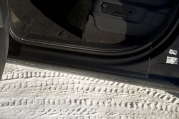 1 779 р. Накладки на внутренние пороги передних дверей RA  Volkswagen Touareg  1 GP (2006-2010) рестайлинг  с доставкой в г. Пермь. Увеличить фотографию 2